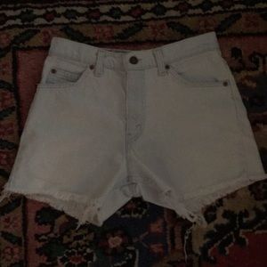 Light wash Levi’s denim cut off shorts